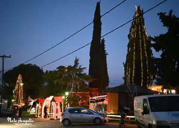 Η Αυλή του Άη Βασίλη στο Αιγίνιο Πιερίας γέμισε φως και χαμόγελα