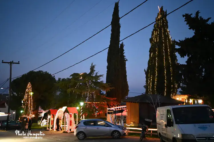 Η Αυλή του Άη Βασίλη στο Αιγίνιο Πιερίας γέμισε φως και χαμόγελα Η Αυλή του Άη Βασίλη στο Αιγίνιο Πιερίας γέμισε φως και χαμόγελα
