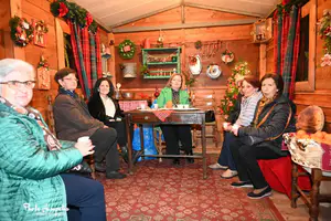 Η Αυλή του Άη Βασίλη στο Αιγίνιο Πιερίας γέμισε φως και χαμόγελα Η Αυλή του Άη Βασίλη στο Αιγίνιο Πιερίας γέμισε φως και χαμόγελα