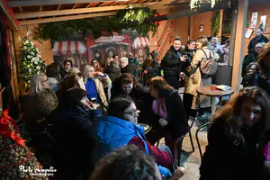 Η Αυλή του Άη Βασίλη στο Αιγίνιο Πιερίας γέμισε φως και χαμόγελα Η Αυλή του Άη Βασίλη στο Αιγίνιο Πιερίας γέμισε φως και χαμόγελα