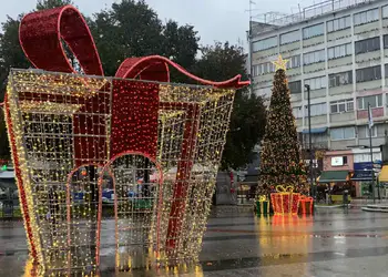 Βημα..τίζοντας: Εορταστικοί ρυθμοί στην Κατερίνη παρά την κακοκαιρία – Στήθηκε το Χριστουγεννιάτικο δέντρο Αυτόματο προσχέδιο