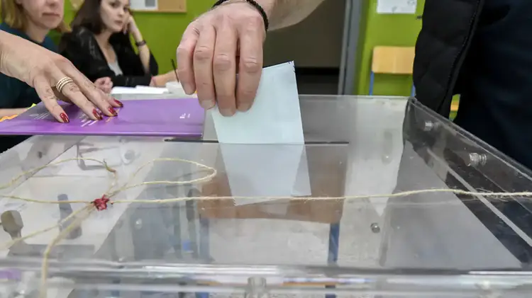 Δημοσκόπηση Interview: Σταθερά πάνω από 30% η ΝΔ – Τι απαντούν οι πολίτες στο δίλημμα Τσίπρας ή Καρυστιανού (πίνακες) Δημοσκόπηση Interview: Σταθερά πάνω από 30% η ΝΔ – Τι απαντούν οι πολίτες στο δίλημμα Τσίπρας ή Καρυστιανού