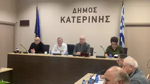 Δημοτικό Συμβούλιο Κατερίνης: Εντάσεις με επίκεντρο η μείωση τελών και η παραχώρηση κτηρίου σε ιδιώτες