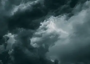 Καιρός: Κόκκινη προειδοποίηση από την ΕΜΥ – Βροχές, καταιγίδες, χαλάζι και άνεμοι έως 9 μποφόρ