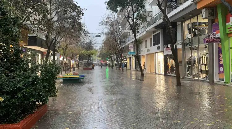 Η κακοκαιρία «άδειασε» τον πεζόδρομο της Κατερίνης και κινητοποίησε τον Δήμο