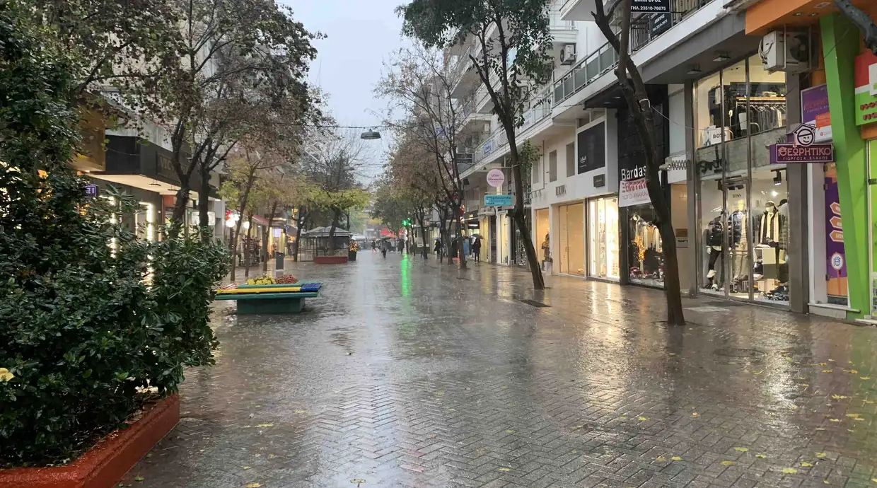 Η κακοκαιρία «άδειασε» τον πεζόδρομο της Κατερίνης και κινητοποίησε τον Δήμο