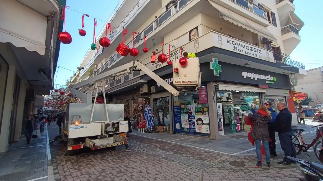 Βημα..τίζοντας: Κατερίνη: Η Αγίας Λαύρας ντύθηκε στα γιορτινά Κατερίνη: Η Αγίας Λαύρας ντύθηκε στα γιορτινά