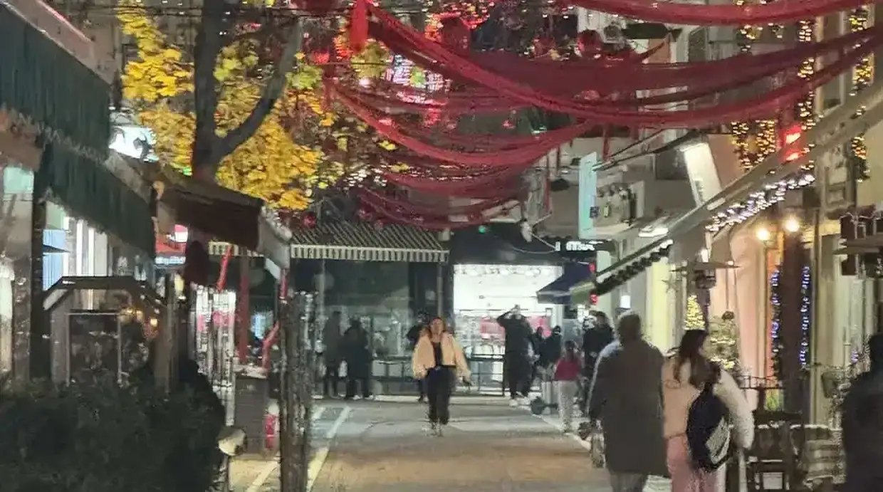 Βημα..τίζοντας: Κατερίνη: Η Αγίας Λαύρας ντύθηκε στα γιορτινά Κατερίνη: Η Αγίας Λαύρας ντύθηκε στα γιορτινά