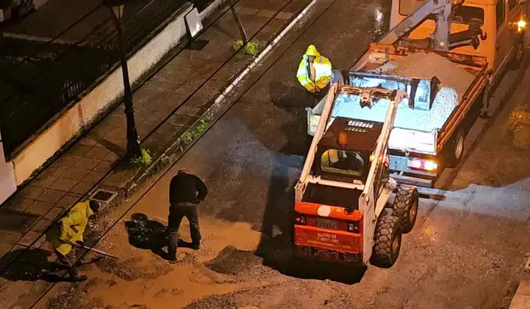 Κατερίνη: Αποκατάσταση φθορών στο οδόστρωμα που προκλήθηκαν από την έντονη βροχόπτωση (βίντεο)