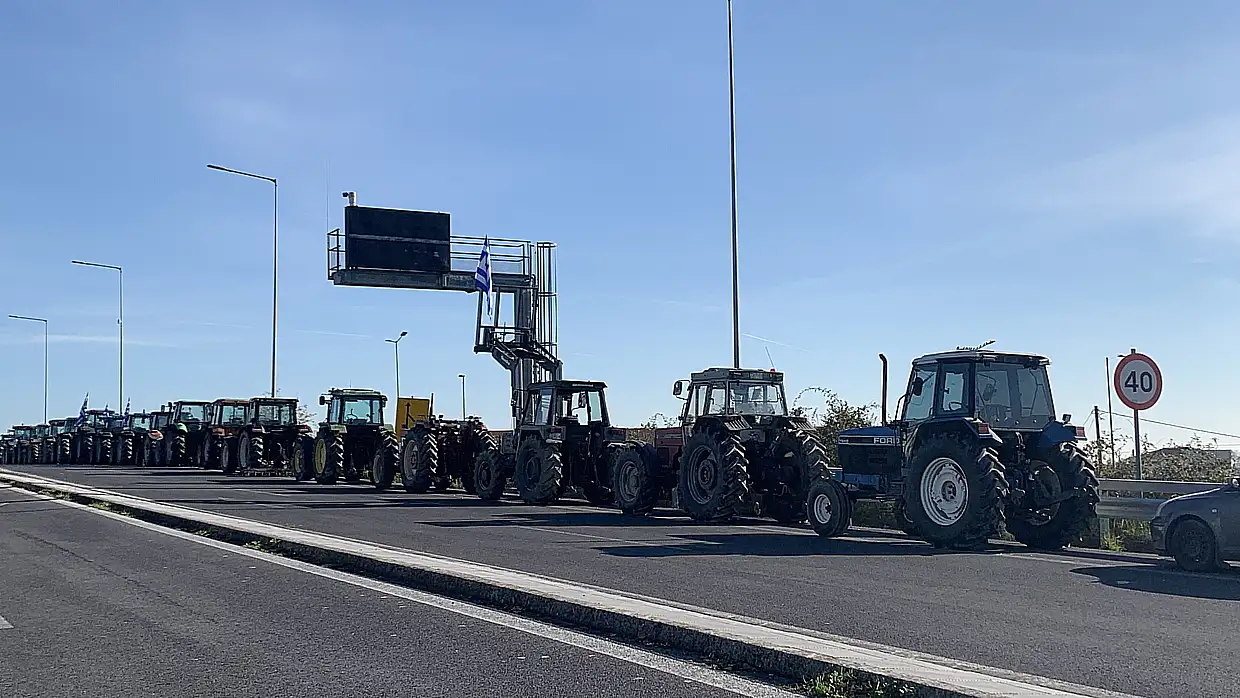 Πιερία: Μπλόκο από τους αγρότες που έκλεισαν τη Γέφυρα Λαζαρίδη – Κλιμακώνεται ο αγώνας στην Εθνική Οδό Κλιμακώνουν οι αγρότες της Πιερίας – Κλείνουν τη γέφυρα Λαζαρίδη στις 12:00