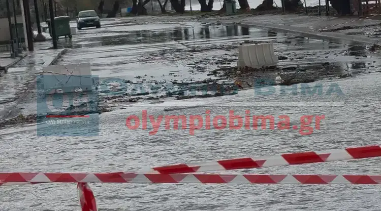 Λεπτοκαρυά: Κλειστή η κυκλοφορία στον παραλιακό δρόμο - Χείμαρρος κατεβάζει νερό Λεπτοκαρυά Πιερίας: Πλημμύρισε ο παραλιακός δρόμος – Κλειστή η κυκλοφορία (βίντεο)