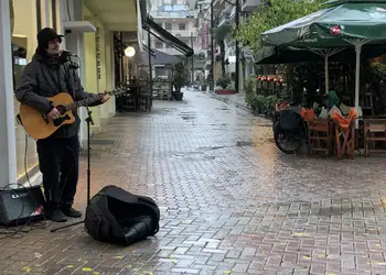 Βημα..τίζοντας: Μουσικός του δρόμου σκορπά χαρά στην Κατερίνη παρά την κακοκαιρία (vid)