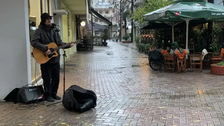 Βημα..τίζοντας: Μουσικός του δρόμου σκορπά χαρά στην Κατερίνη παρά την κακοκαιρία (vid)