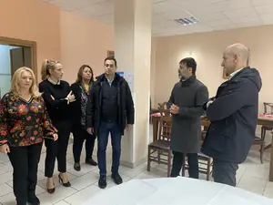 Βημα..τίζοντας: Στο πλευρό των ηλικιωμένων οι βουλευτές Πιερίας στο γηροκομείο Οι Βουλευτές Πιερίας ΝΔ στο γηροκομείο: Βοήθεια στα συσσίτια