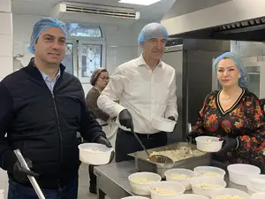 Βημα..τίζοντας: Στο πλευρό των ηλικιωμένων οι βουλευτές Πιερίας στο γηροκομείο Οι Βουλευτές Πιερίας ΝΔ στο γηροκομείο: Βοήθεια στα συσσίτια