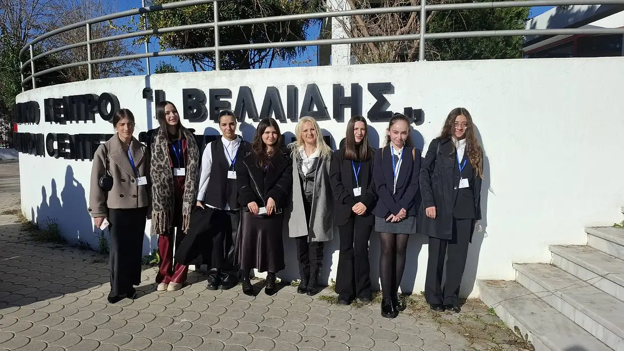 Οκτώ(8) Μαθήτριες του 1ου ΓΕ.Λ. Κατερίνης σε Ρόλο Διπλωμάτη (ΜΡΔ) Οκτώ(8) Μαθήτριες του 1ου ΓΕ.Λ. σε Ρόλο Διπλωμάτη (ΜΡΔ)