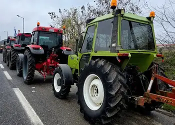 Παραμένουν τα αγροτοκτηνοτροφικά μπλόκα – Διευκολύνσεις για τους εκδρομείς Παραμένουν τα αγροτοκτηνοτροφικά μπλόκα – Διευκολύνσεις για τους εκδρομείς