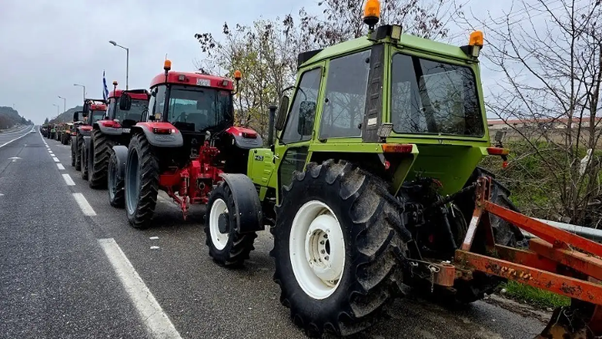 Παραμένουν τα αγροτοκτηνοτροφικά μπλόκα – Διευκολύνσεις για τους εκδρομείς Παραμένουν τα αγροτοκτηνοτροφικά μπλόκα – Διευκολύνσεις για τους εκδρομείς