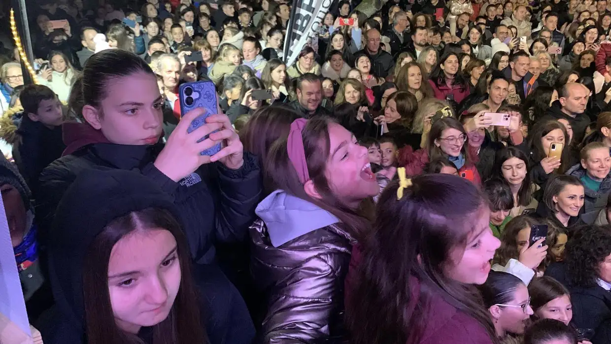 Πάρκο των Χρωμάτων: Λαμπερή έναρξη με την Κλαυδία (φωτορεπορτάζ και βίντεο) Πάρκο των Χρωμάτων: Λαμπερή έναρξη με την Κλαυδία