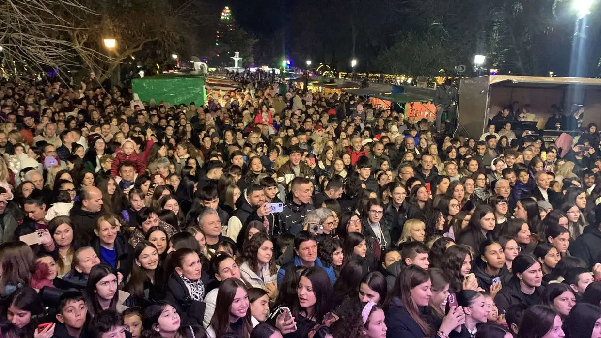 Πάρκο των Χρωμάτων: Λαμπερή έναρξη με την Κλαυδία (φωτορεπορτάζ και βίντεο) Πάρκο των Χρωμάτων: Λαμπερή έναρξη με την Κλαυδία