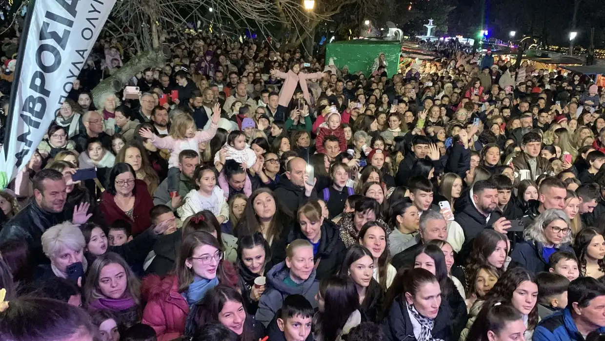 Πάρκο των Χρωμάτων: Λαμπερή έναρξη με την Κλαυδία (φωτορεπορτάζ και βίντεο) Πάρκο των Χρωμάτων: Λαμπερή έναρξη με την Κλαυδία