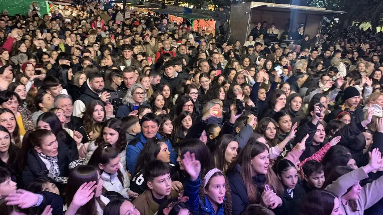 Πάρκο των Χρωμάτων: Λαμπερή έναρξη με την Κλαυδία (φωτορεπορτάζ και βίντεο) Πάρκο των Χρωμάτων: Λαμπερή έναρξη με την Κλαυδία