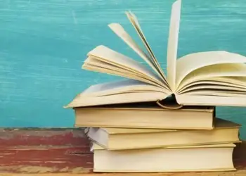 Πέντε Έλληνες πεζογράφοι και βιβλία για τις γιορτές Πέντε Έλληνες πεζογράφοι και βιβλία για τις γιορτές