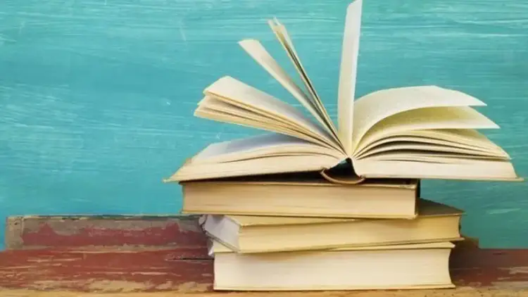 Πέντε Έλληνες πεζογράφοι και βιβλία για τις γιορτές Πέντε Έλληνες πεζογράφοι και βιβλία για τις γιορτές