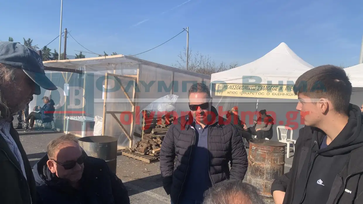 Πιερία: Μπλόκο από τους αγρότες που έκλεισαν τη Γέφυρα Λαζαρίδη – Κλιμακώνεται ο αγώνας στην Εθνική Οδό Πιερία: Μπλόκο από τους αγρότες που έκλεισαν τη Γέφυρα Λαζαρίδη – Κλιμακώνεται ο αγώνας στην Εθνική Οδό