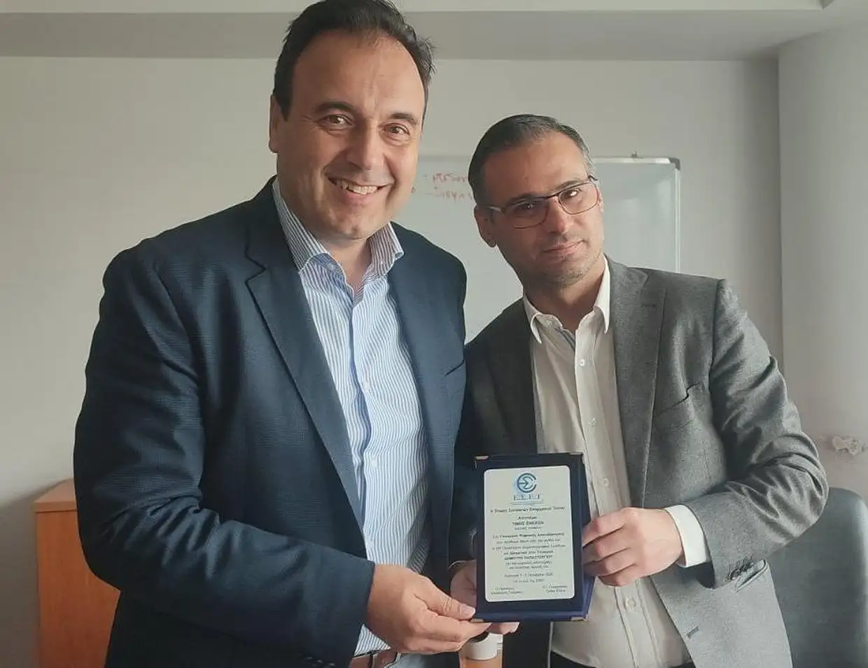 Βημα..τίζοντας: Πλακέτα στον Δημήτρη Παπαστεργίου από την ΕΣΕΤ για το Πανελλήνιο Δημοσιογραφικό Συνέδριο Πλακέτα στον Δημήτρη Παπαστεργίου από την ΕΣΕΤ για το Πανελλήνιο Δημοσιογραφικό Συνέδριο