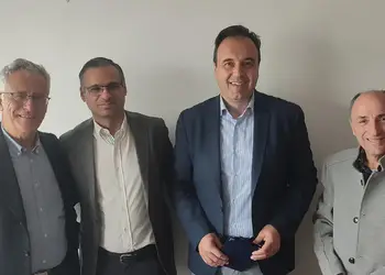 Πλακέτα στον Δημήτρη Παπαστεργίου από την ΕΣΕΤ για το Πανελλήνιο Δημοσιογραφικό Συνέδριο