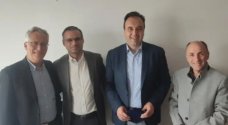 Βημα..τίζοντας: Πλακέτα στον Δημήτρη Παπαστεργίου από την ΕΣΕΤ για το Πανελλήνιο Δημοσιογραφικό Συνέδριο Πλακέτα στον Δημήτρη Παπαστεργίου από την ΕΣΕΤ για το Πανελλήνιο Δημοσιογραφικό Συνέδριο