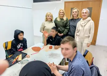 Βημα..τίζοντας: Δημοτική Βιβλιοθήκη Κατερίνης: Τα παιδιά του τμήματος ένταξης του 5ου Γυμνασίου Κατερίνης «πλάθουν» ιστορία Πολιτισμός χωρίς σύνορα, τα παιδιά του τμήματος ένταξης του 5ου Γυμνασίου Κατερίνης «πλάθουν» ιστορία στη Δημοτική Βιβλιοθήκη