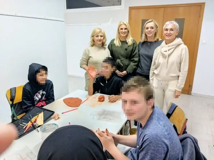 Βημα..τίζοντας: Δημοτική Βιβλιοθήκη Κατερίνης: Τα παιδιά του τμήματος ένταξης του 5ου Γυμνασίου Κατερίνης «πλάθουν» ιστορία Πολιτισμός χωρίς σύνορα, τα παιδιά του τμήματος ένταξης του 5ου Γυμνασίου Κατερίνης «πλάθουν» ιστορία στη Δημοτική Βιβλιοθήκη