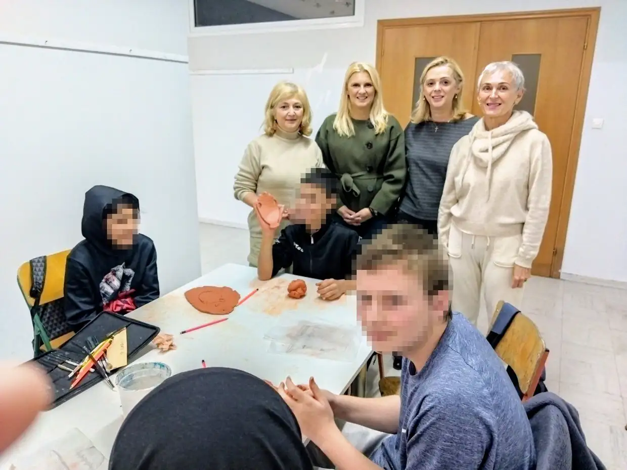 Βημα..τίζοντας: Δημοτική Βιβλιοθήκη Κατερίνης: Τα παιδιά του τμήματος ένταξης του 5ου Γυμνασίου Κατερίνης «πλάθουν» ιστορία Πολιτισμός χωρίς σύνορα, τα παιδιά του τμήματος ένταξης του 5ου Γυμνασίου Κατερίνης «πλάθουν» ιστορία στη Δημοτική Βιβλιοθήκη