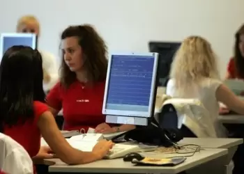 Πολυετές Πρόγραμμα 2026 2029 με νέες προσλήψεις, αυξήσεις μισθών και ενίσχυση εισοδημάτων