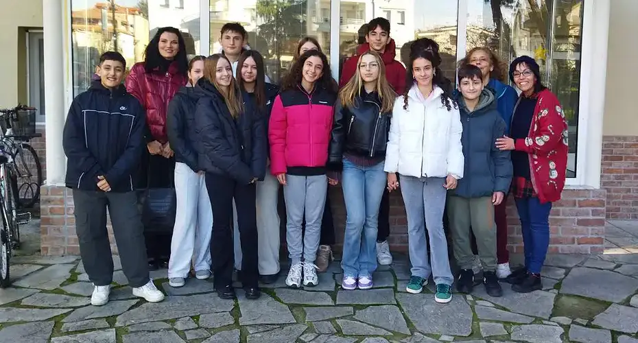 Βημα..τίζοντας: Η προσφορά αγάπης του 2ου Γυμνασίου Κατερίνης στο Γηροκομείο «Καλός Σαμαρείτης» Η προσφορά αγάπης του 2ου Γυμνασίου Κατερίνης στο Γηροκομείο «Καλός Σαμαρείτης»