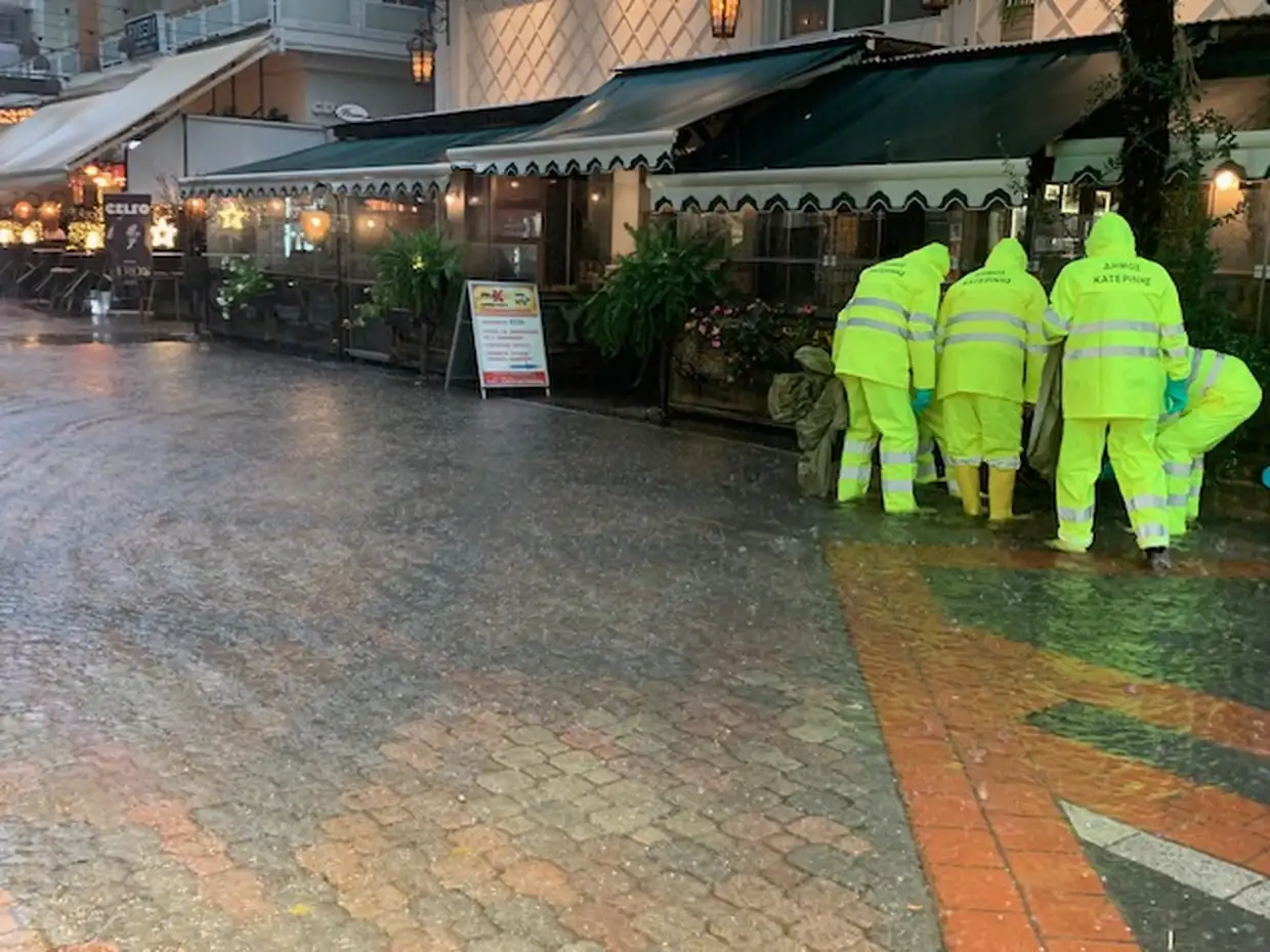 Προβλήματα με τη βροχή σε κεντρικούς δρόμους της Κατερίνης