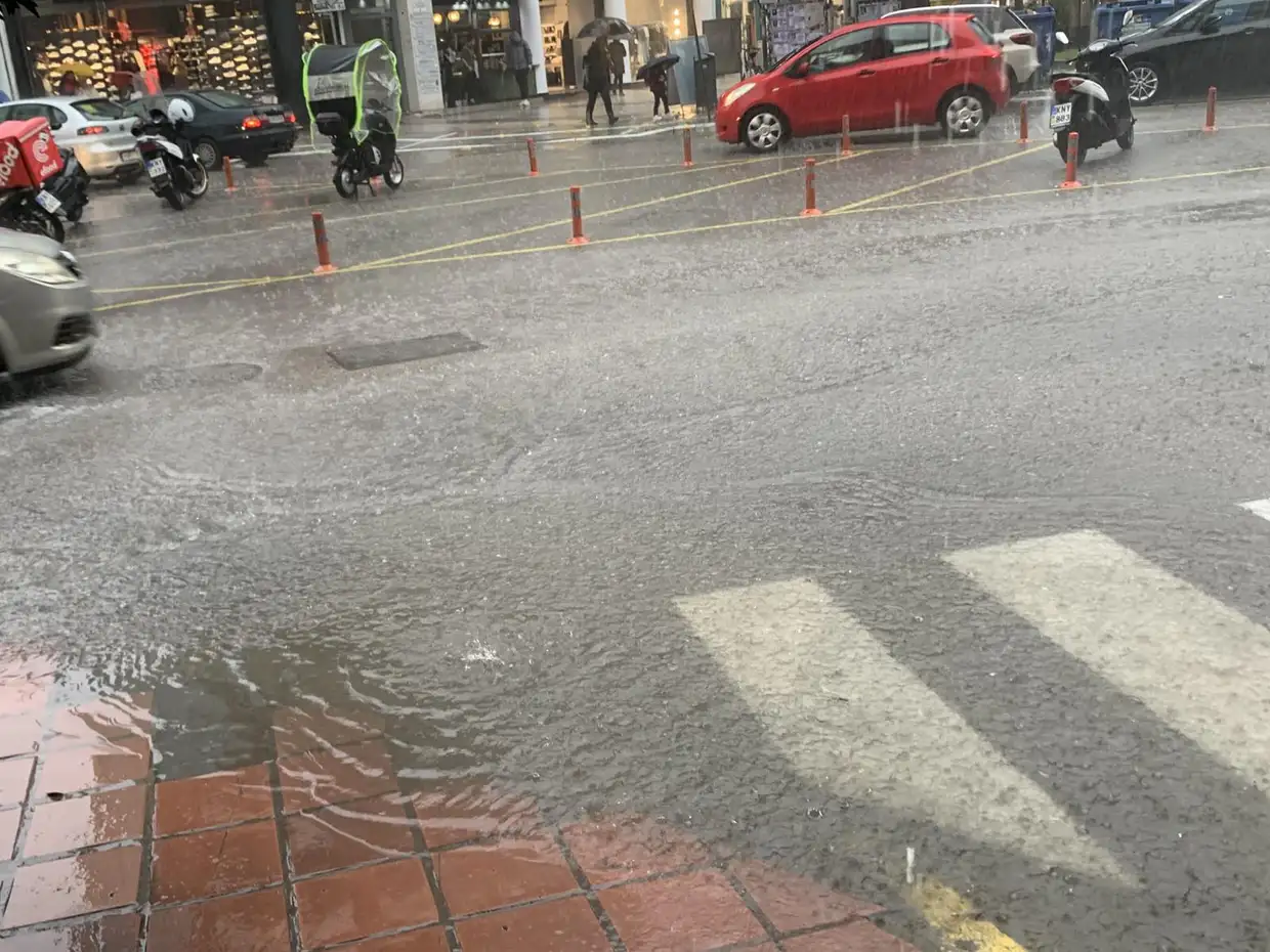 Προβλήματα με τη βροχή σε κεντρικούς δρόμους της Κατερίνης
