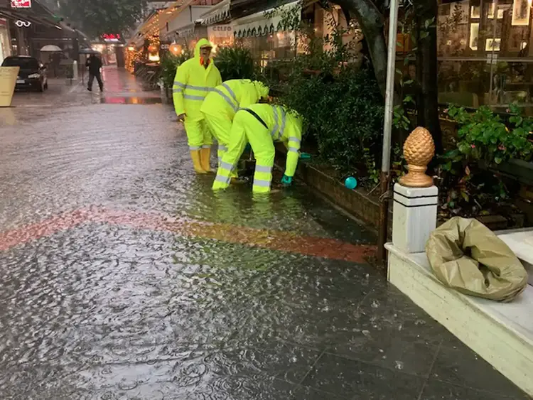 Προβλήματα με τη βροχή σε κεντρικούς δρόμους της Κατερίνης