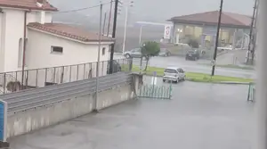 Προβλήματα με τη βροχή σε κεντρικούς δρόμους της Κατερίνης (εικόνες βίντεο)