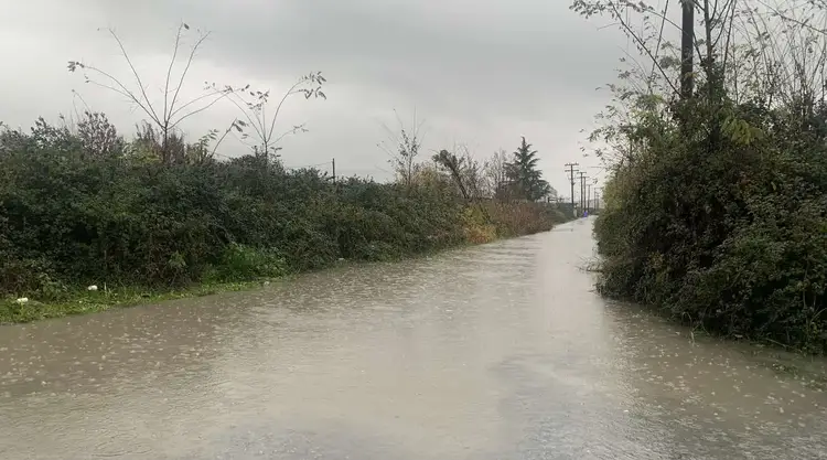 Προβλήματα με τη βροχή σε κεντρικούς δρόμους της Κατερίνης (εικόνες βίντεο, Upd)