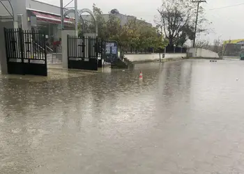 Προβλήματα με τη βροχή σε κεντρικούς δρόμους της Κατερίνης (εικόνες βίντεο, Upd)