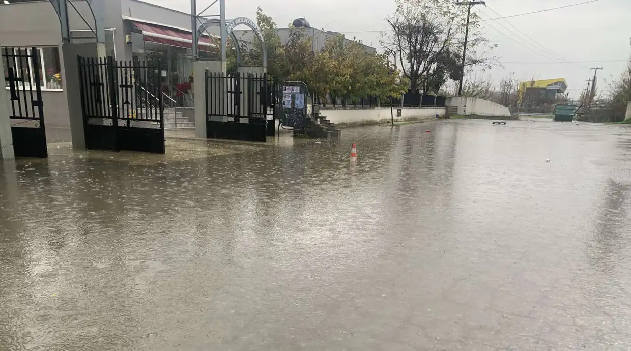 Προβλήματα με τη βροχή σε κεντρικούς δρόμους της Κατερίνης (εικόνες βίντεο, Upd)