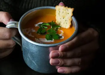 Μια κούπα ζεστή σούπα 