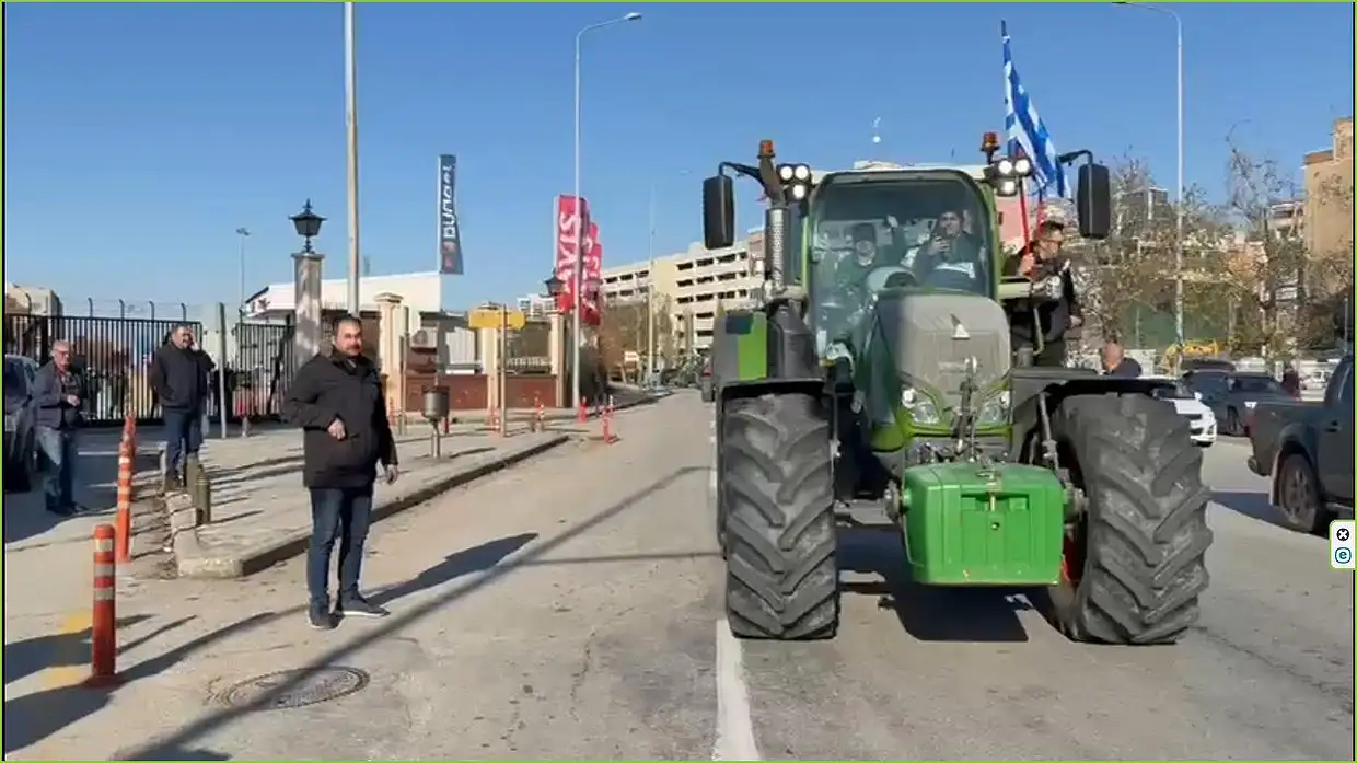 Στο λιμάνι της Θεσσαλονίκης αγρότες από τη Β. Ελλάδα Στο λιμάνι Θεσσαλονίκης αγρότες από τη Β. Ελλάδα