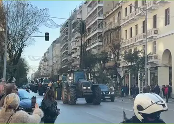 Στο λιμάνι της Θεσσαλονίκης αγρότες από τη Β. Ελλάδα Στο λιμάνι Θεσσαλονίκης αγρότες από τη Β. Ελλάδα