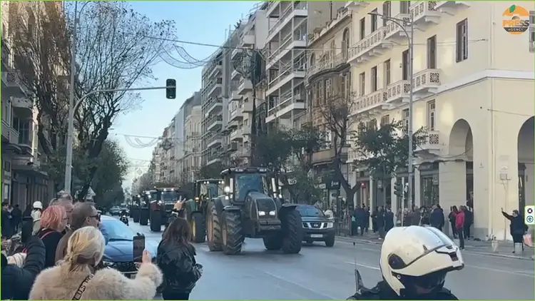 Στο λιμάνι της Θεσσαλονίκης αγρότες από τη Β. Ελλάδα Στο λιμάνι Θεσσαλονίκης αγρότες από τη Β. Ελλάδα