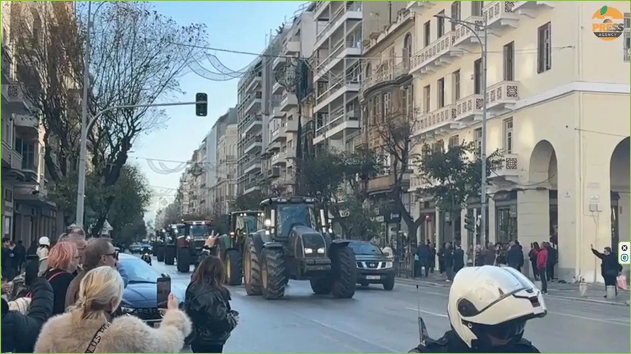 Στο λιμάνι της Θεσσαλονίκης αγρότες από τη Β. Ελλάδα Στο λιμάνι Θεσσαλονίκης αγρότες από τη Β. Ελλάδα