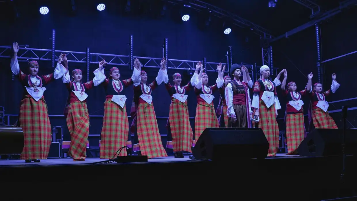 Το αδιαχώρητο στο Πάρκο των Χρωμάτων – Χιλιάδες θεατές σε τριήμερο Pop και παράδοσης